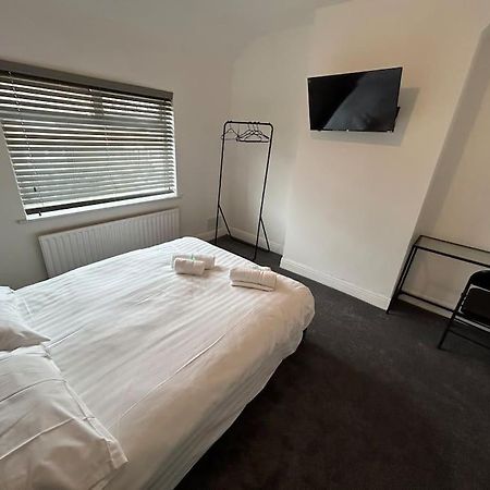 Modern & Spacious 4 Bedroom Home ครูว์ ภายนอก รูปภาพ