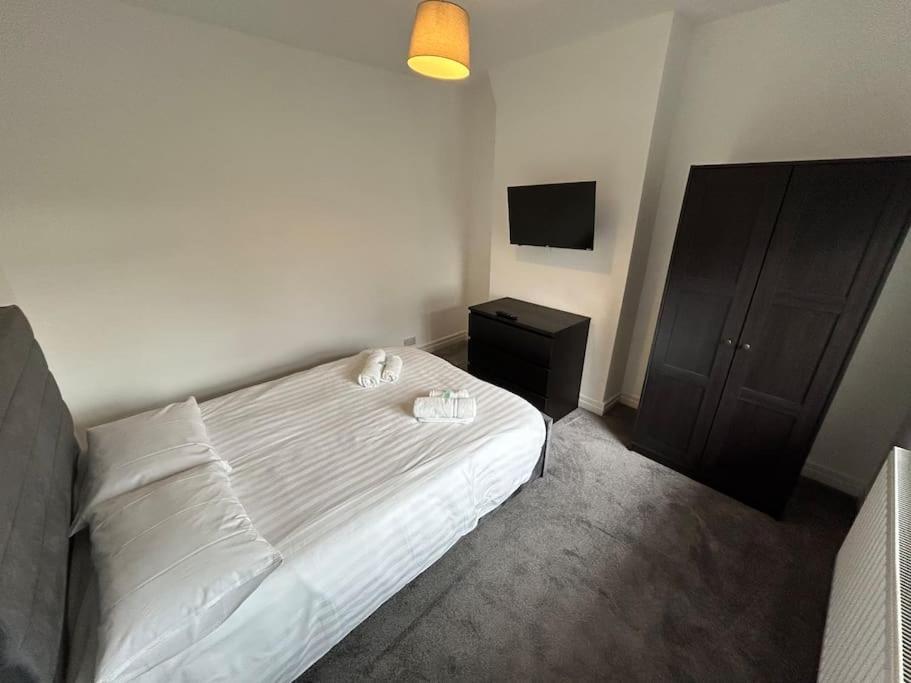 Modern & Spacious 4 Bedroom Home ครูว์ ภายนอก รูปภาพ