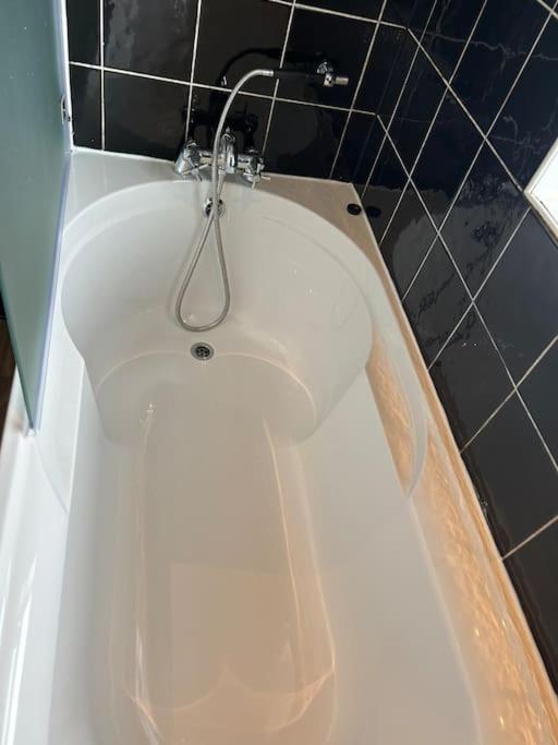 Modern & Spacious 4 Bedroom Home ครูว์ ภายนอก รูปภาพ