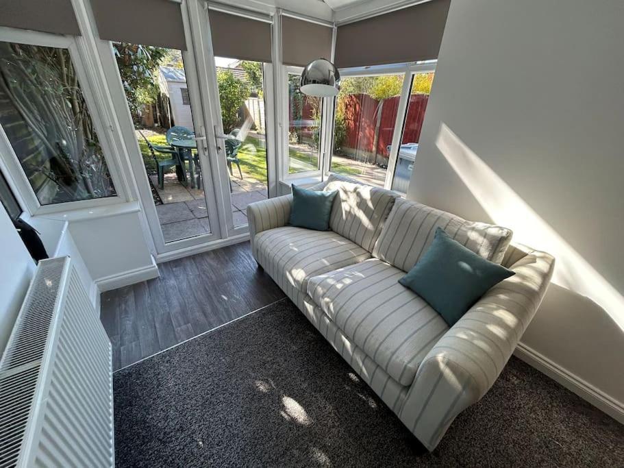 Modern & Spacious 4 Bedroom Home ครูว์ ภายนอก รูปภาพ
