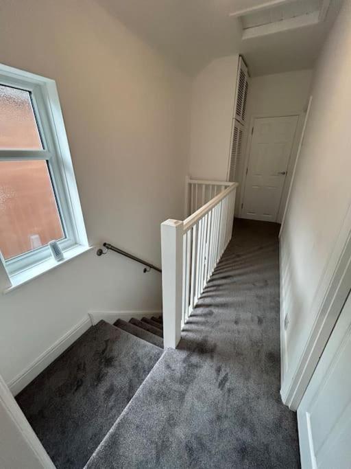Modern & Spacious 4 Bedroom Home ครูว์ ภายนอก รูปภาพ