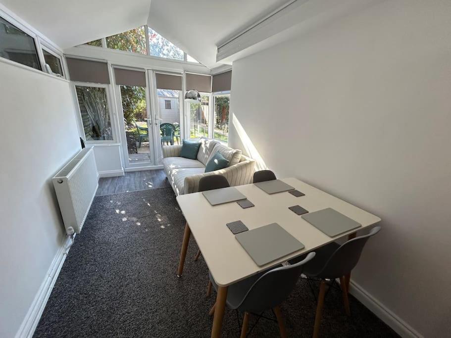 Modern & Spacious 4 Bedroom Home ครูว์ ภายนอก รูปภาพ