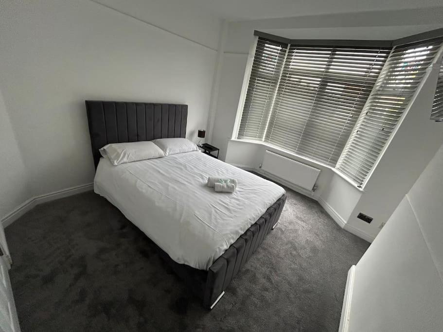 Modern & Spacious 4 Bedroom Home ครูว์ ภายนอก รูปภาพ