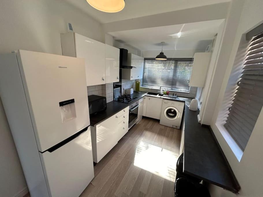 Modern & Spacious 4 Bedroom Home ครูว์ ภายนอก รูปภาพ