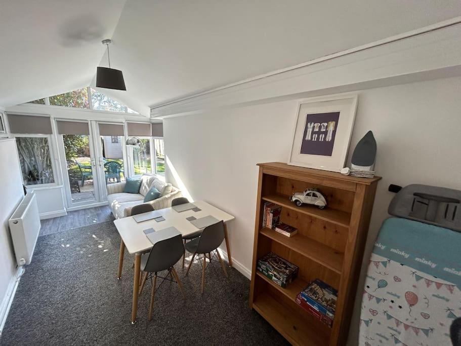 Modern & Spacious 4 Bedroom Home ครูว์ ภายนอก รูปภาพ