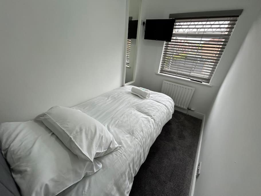 Modern & Spacious 4 Bedroom Home ครูว์ ภายนอก รูปภาพ