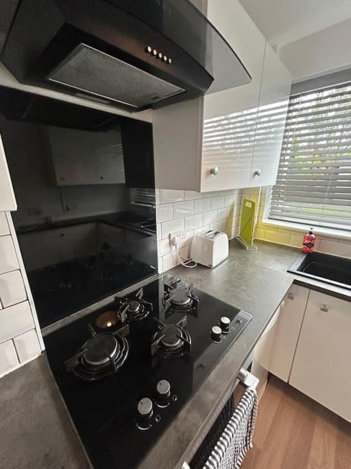 Modern & Spacious 4 Bedroom Home ครูว์ ภายนอก รูปภาพ