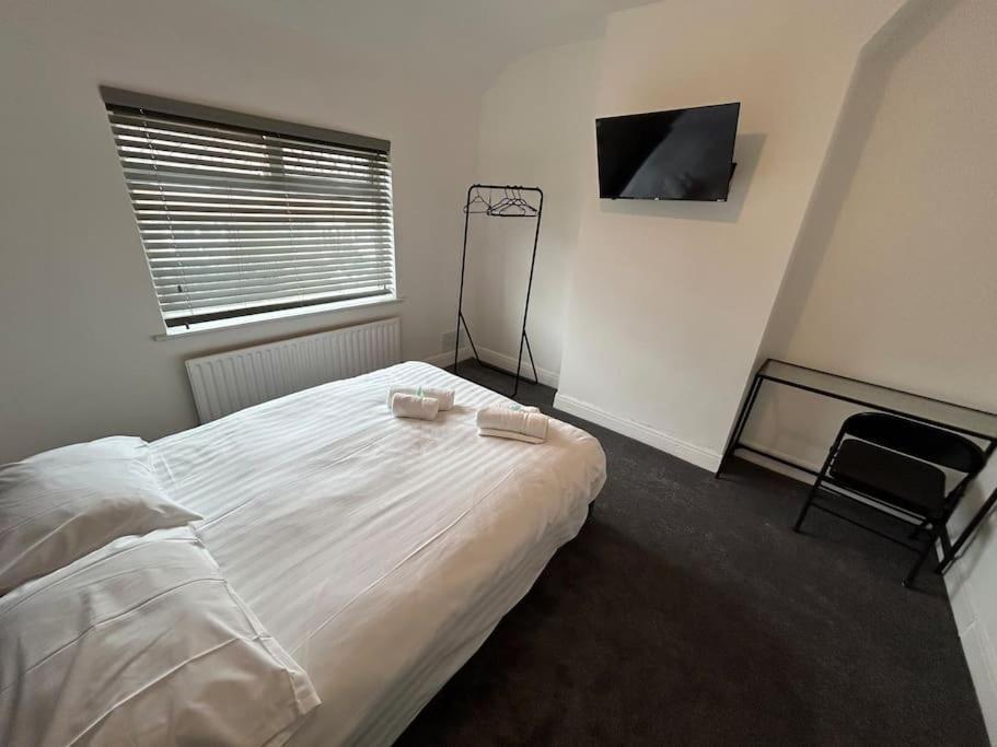 Modern & Spacious 4 Bedroom Home ครูว์ ภายนอก รูปภาพ